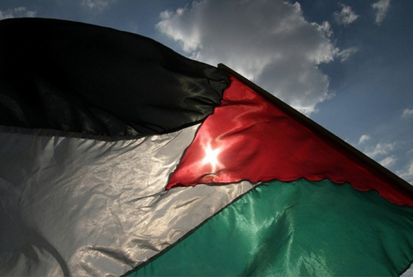 Bendera Palestina berkibar