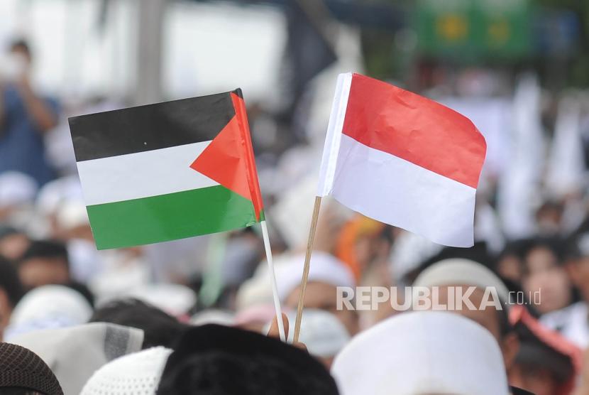 Indonesian and Palestinian flags carried by people joining Solidarity Week for Palestine. (File photo)
