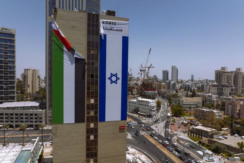 Bendera Palestina terpasang di samping bendera Israel di sebuah gedung di Ramat Gan, Israel, Rabu, 1 Juni 2022.