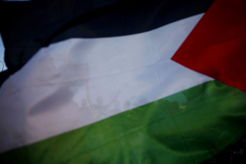 Bendera Palestina. Tahanan Palestina Maher Younes dibebaskan pada Kamis (19/1/2023) setelah menghabiskan 40 tahun di penjara Israel. Polisi melarang keluarga dan pendukungnya untuk tidak merayakan pembebasannya atau mengibarkan bendera Palestina.