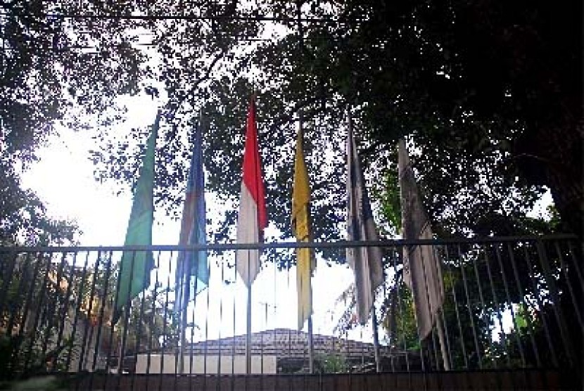 Bendera parpol koalisi di kantor Sekretariat Gabungan, Jakarta.