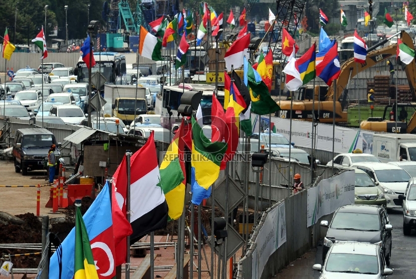 Bendera peserta Konferensi Asia Afrika (KAA) terpasang dijalan MH Thamrin, Jakarta, Rabu (15/4).(Republika/Tahta Aidilla).