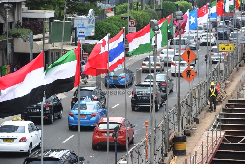 Bendera peserta Konferensi Asia Afrika (KAA) terpasang dijalan MH Thamrin, Jakarta, Rabu (15/4). Krisis Palestina menjadi topik utama Pembahasan di KAA. Hal ini dikarenakan, para anggota KAA khususnya Indonesia adalah pendukung utama agar terciptanya kemer