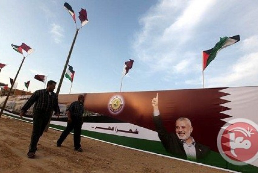 Bendera Qatar dan Palestina berkibar di sepanjang jalan jalur Gaza. Qatar mendukung pembentukan negara Palestina dengan Yerusalem Timur sebagai ibu kotanya. Ilustrasi.