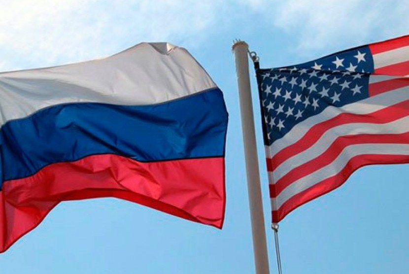 Bendera Rusia dan Amerika Serikat. Rusia menuduh Amerika Serikat sengaja menunda memberikan visa pada pejabat Rusia. 