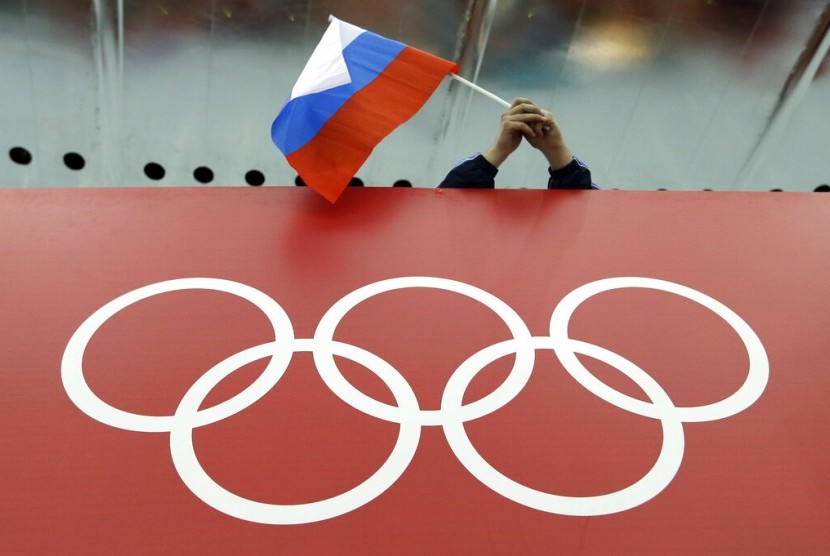 Bendera Rusia dikibarkan di atas logo Olimpiade. Rusia dikenai sanksi akibat penggunaan doping atletnya.