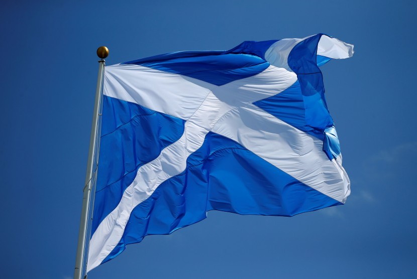 bendera skotlandia. Menteri Pertama Skotlandia Nicola Sturgeon mengatakan, dia yakin referendum kedua terkait kemerdekaan Skotlandia dari Inggris dapat berlangsung pada Oktober tahun depan. 