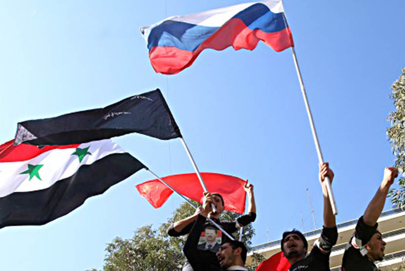 Bendera Suriah dan Rusia. (Ilustrasi)