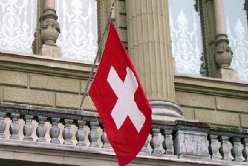 Bendera Swiss. Kota Jenewa Swiss menaikkan upah minimum jadi tertinggi di dunia