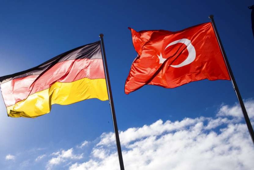 Bendera Turki dan Jerman.