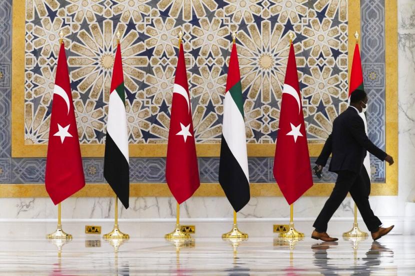 Bendera Turki dan Uni Emirat Arab berjejer di Qasr Al-Watan di Abu Dhabi, UEA, Senin (14/2/2022).