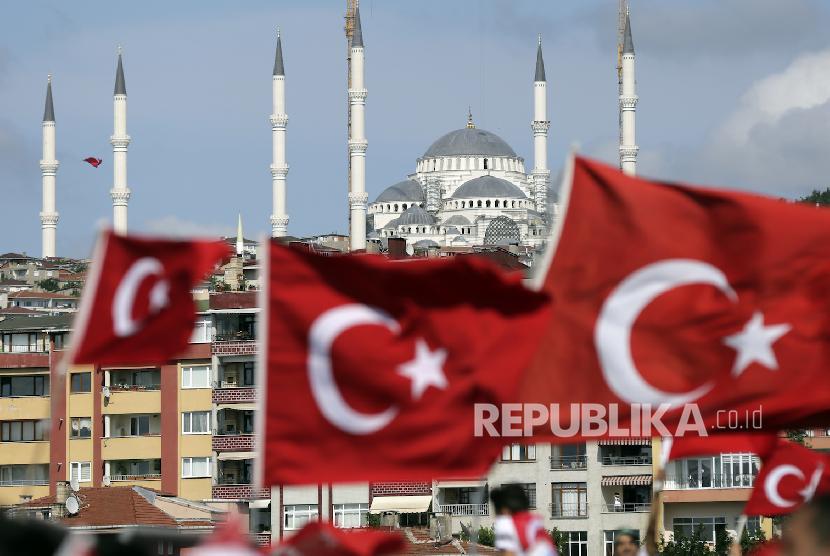 Bendera Turki di jembatan Martir, Turki. Jembatan Fatih Sultan Mehmet di Turki diterangi lampu simbol melawan kekerasan. Ilustrasi.