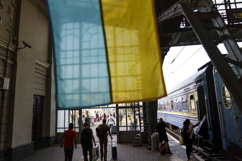 Bendera Ukraina digantung di stasiun kereta saat penumpang tiba di Lviv, Ukraina, pada Hari Kemerdekaan negara itu, Rabu, 24 Agustus 2022.