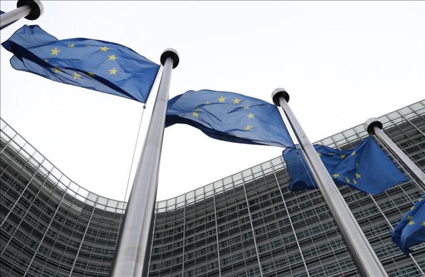 Bendera Uni Eropa terlihat di luar Gedung Komisi Uni Eropa pada siang hari di Brussel, Belgia pada