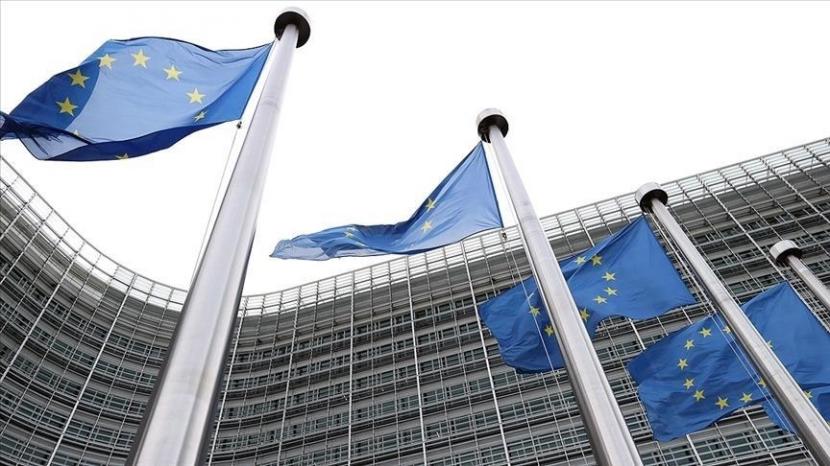 Bendera Uni Eropa. Uni Eropa pada hari Senin (20/3/2023) menyetujui rencana bantuan senilai 2 miliar euro untuk mengirim satu juta peluru artileri ke Ukraina selama setahun kedepan.
