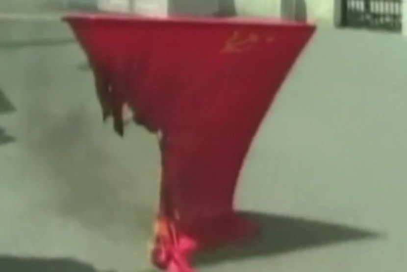 Bendera Uni Soviet yang dibakar demonstran.