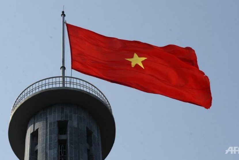 Bendera Vietnam berkibar di puncak gunung Lung Cu.
