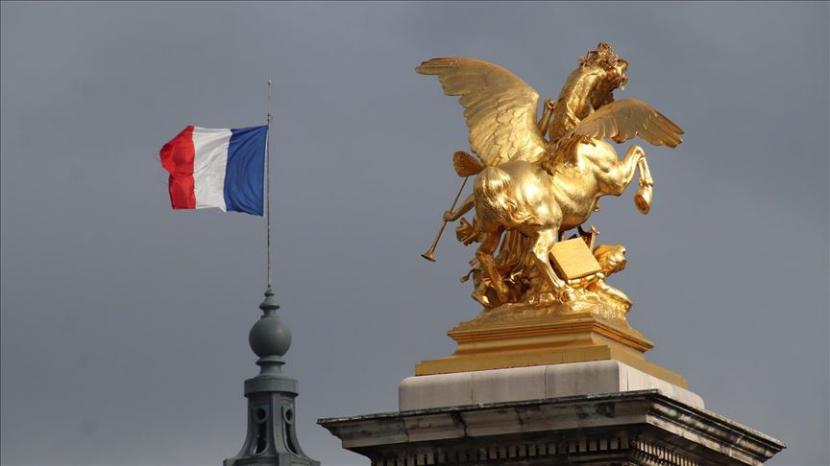 Polisi Prancis Gerebek dan Tangkap Ketua LSM Muslim. Bendera Prancis.