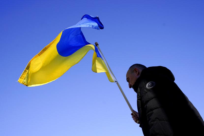 Bendera Ukraina. Sekelompok aktivis di wilayah Donbas, Ukraina timur mengibarkan bendera di atas wilayah yang saat ini dikuasai oleh separatis pro-Rusia. 