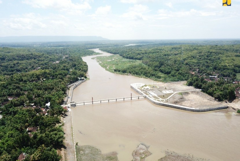 Bendung Kamijoro di aliran Kali Progo, Kabupaten Bantul, Yogyakarta. 