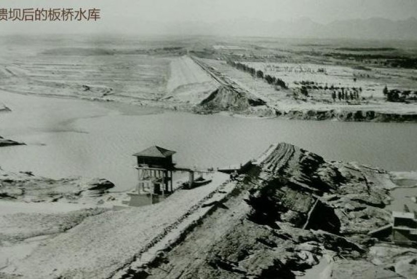 Dalam foto yang dirilis Kantor Berita Xinhua tampak asap membumbung dari lokasi ledakan yang berasa dari gedung di Distrik Baru Binhai, kota pelabuhan Tianjin, Cina, Kamis (13/8). Api menerangi langit malam saat ledakan dahsyat itu terjadi.