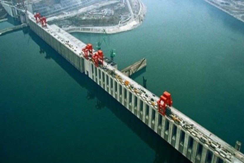Bendungan raksasa Three Gorges Dam