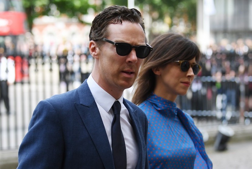 Benedict Cumberbatch bersama istrinya tiba di Westminster Abbey untuk acara memorial bagi mendiang ilmuwan Stephen Hawking.