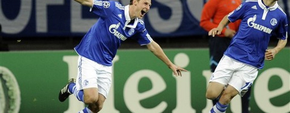 Benedikt Hoewedes mencetak gol kedua Schalke 04 atas Inter Milan. Schalke 04 menang 2-1.