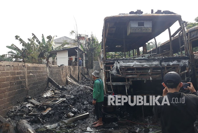 Bengkel reparasi bus terbakar di Bekasi, empat bus hangus terbakar, Selasa (15/5).