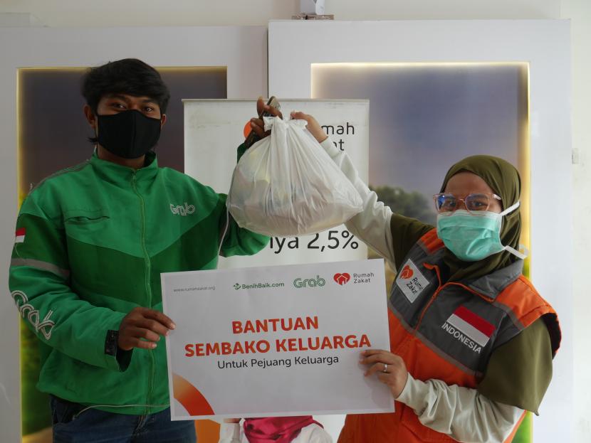 Benihbaik.com bersama Rumah Zakat kembali menyalurkan bantuan sembako untuk para driver Grab yang terdampak wabah Covid-19 di Jakarta.