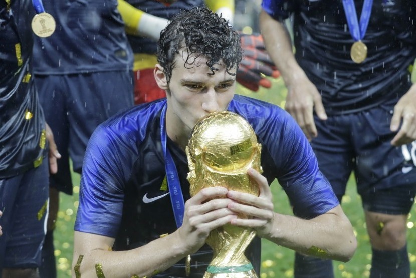 Benjamin Pavard saat mengangkat trofi Piala Dunia 2018 bersama timnas Prancis (ilustrasi). FIFA berencana menggelar Piala Dunia setiap dua tahun, yang mendapatkan tentangan dari UEFA.