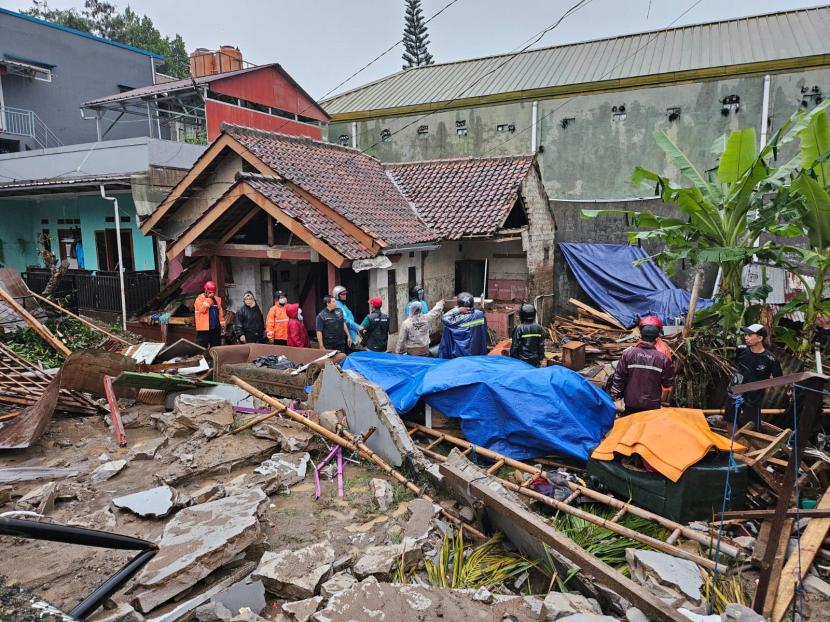 Benjir bandang menyebabkan rumah warga Kelurahan Cipageran, Kecamatan Cimahi Utara rusak 