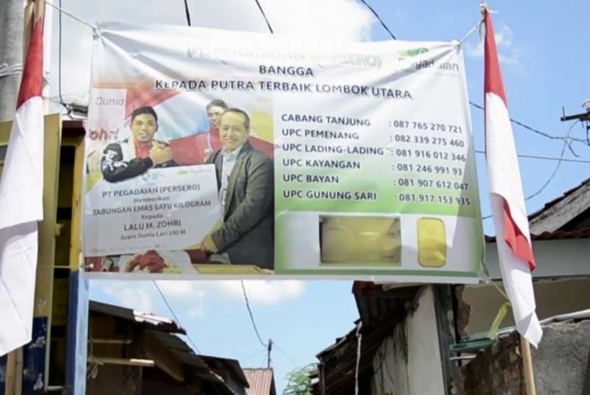 Bentangan spanduk di kawasan rumah pelari Lalu Muhammad Zohri.