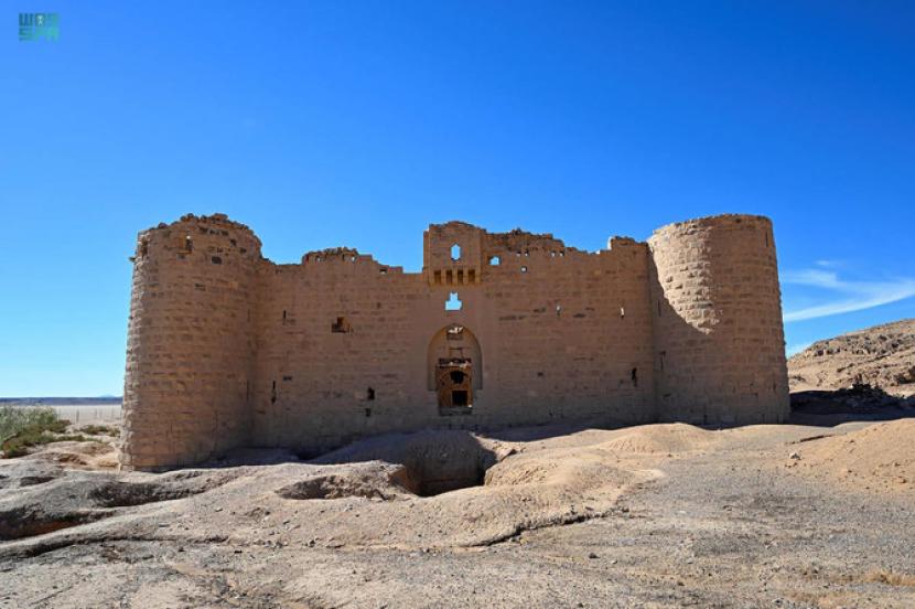 Benteng Al-Muazzam, yang terletak di wilayah Tabuk, melambangkan detail arsitektur Islam. Bangunan ini juga mencerminkan minat akhir zaman Islam dalam melayani peziarah di jalur Levant.