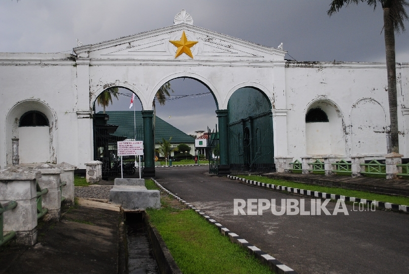 Pintu masuk kompleks Benteng Kuto Besak di Kota Palembang, Sumatra Selatan.