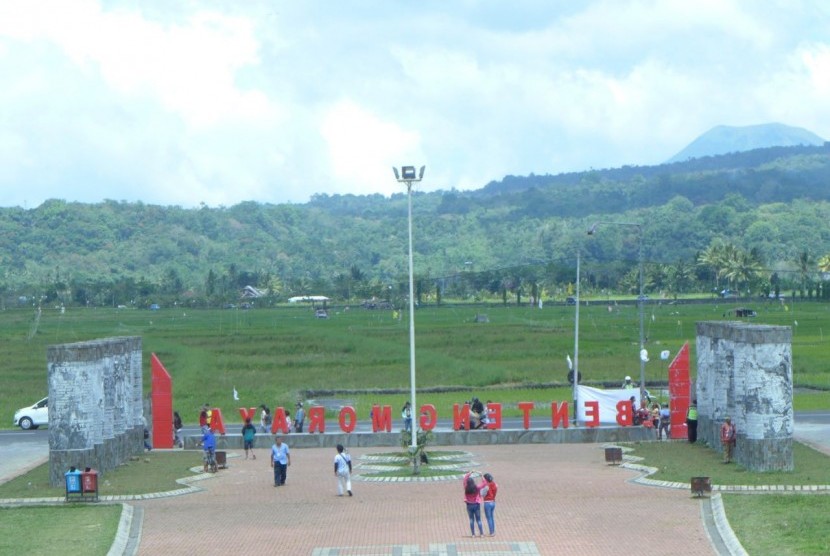 Benteng Moraya berada di Tondano Utara, Minahasa, Sulawesi Utara. Salah satu tempat wisata yang bersejarah bagi masyarakat Minahasa.