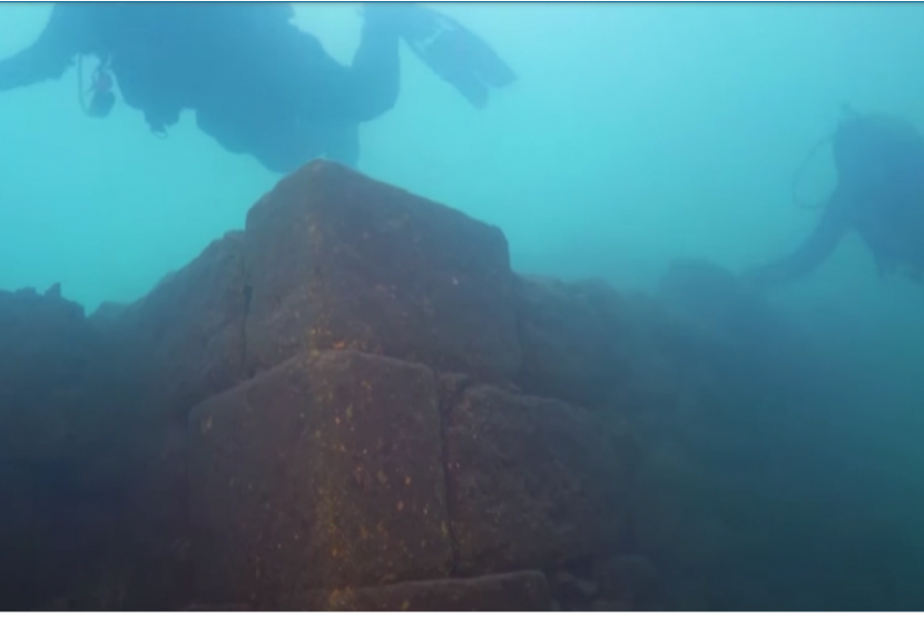 Benteng yang ditemukan di dasar danau Van di Turki.