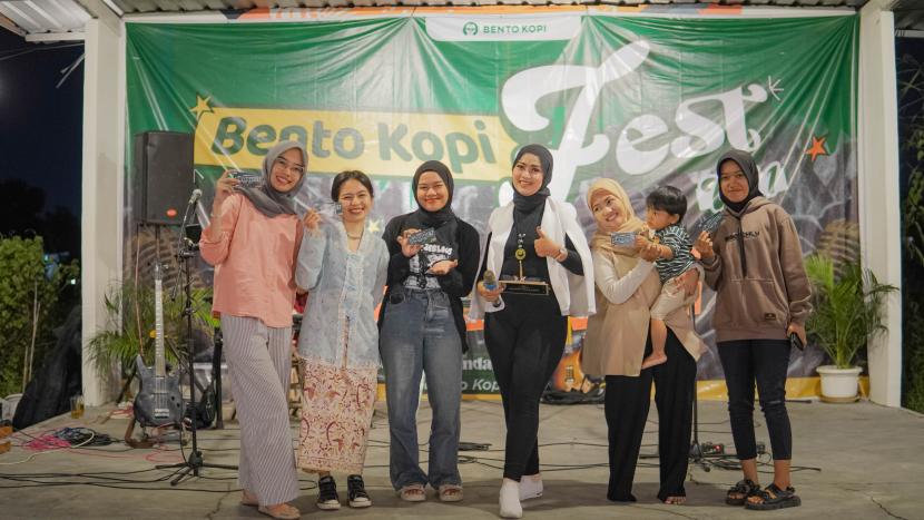 Bento Kopi Fest Vol 1 yang digelar pada 14-15 September 2024 di Bento Kopi Klodran menghadirkan kompetisi menyanyi yang penuh semangat. Para peserta, mulai dari pelajar hingga musisi lokal, saling bersaing dalam kemampuan vokal mereka. Acara ini menciptakan suasana kompetitif yang tetap hangat, diiringi dukungan meriah dari penonton yang hadir.