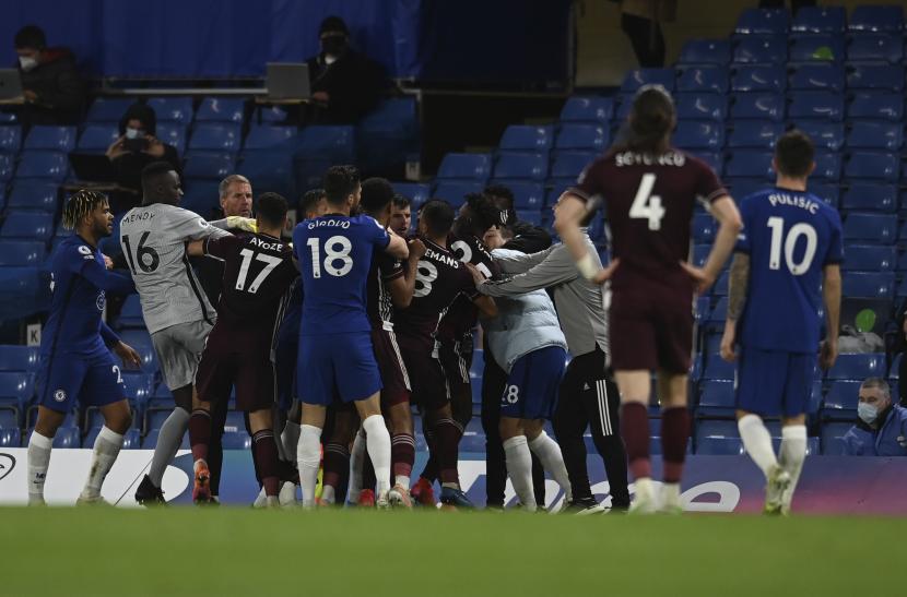 Bentrok antara pemain Leicester City dan Chelsea seusai pertandingan sepak bola Liga Primer Inggris di Stamford Bridge Stadium di London, Selasa, 18 Mei 2021.