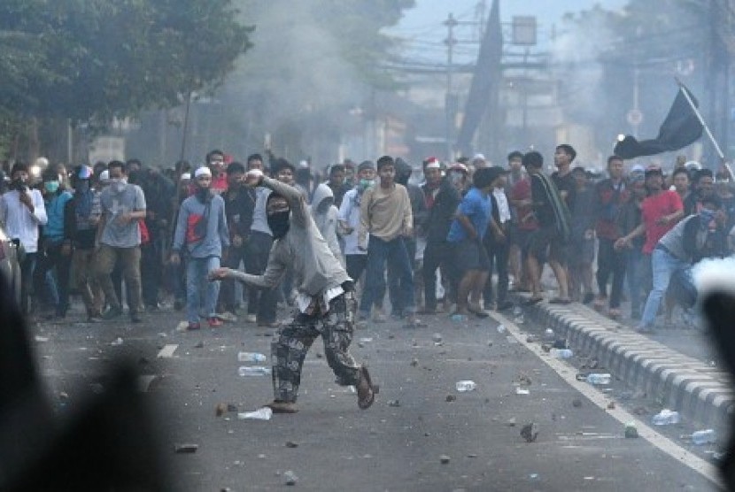 Bentrok antara polisi dan massa aksi di Jalan KS Tubun, Jakarta, Rabu (22/5/2019). 