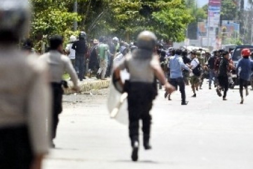 Bentrok antarwarga (ilustrasi). Polisi sebut bentrokan warga yang viral di Kapuk Muara karena dipicu perebutan lahan.