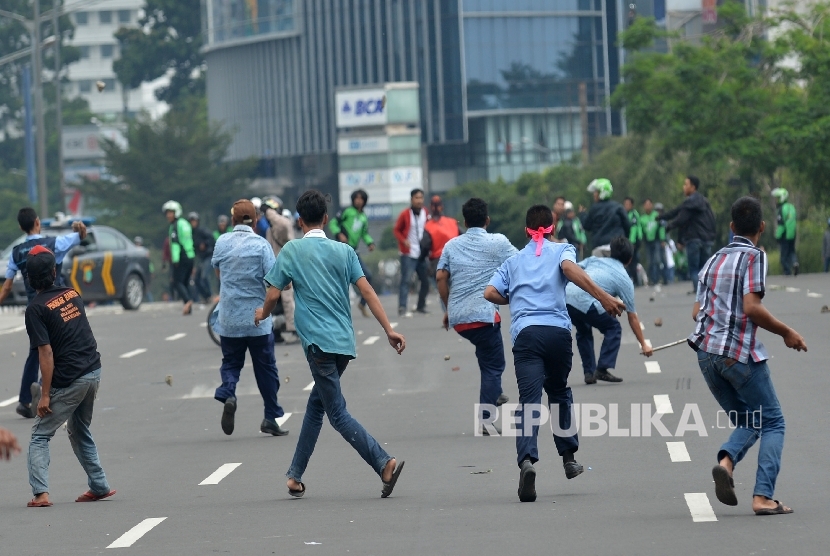 Bentrok sopir taksi dan gojek di kawasan Thamrin, Jakarta, Selasa (22/3)