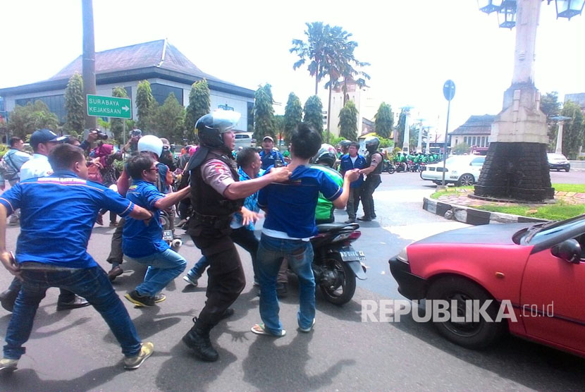 Bentrok terjadi antara sopir taksi dan pengemudi ojek online di Solo Rabu (15/3) pagi.
