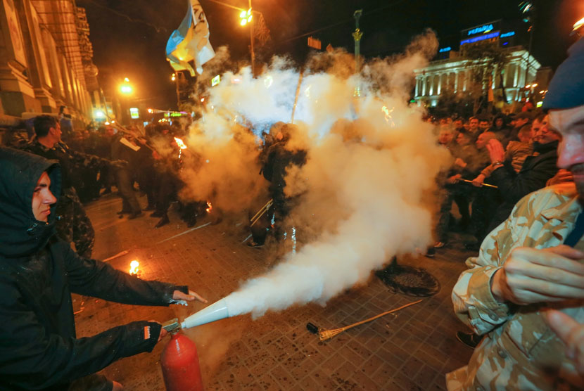  Bentrokan antara dua kelompok massa pendukung Ukraina dengan Rusia di Kiev, Ukraina, Selasa (29/4).