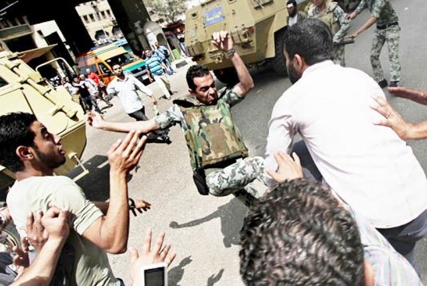 Bentrokan aparat keamanan dengan para demonstran di Kairo, Mesir