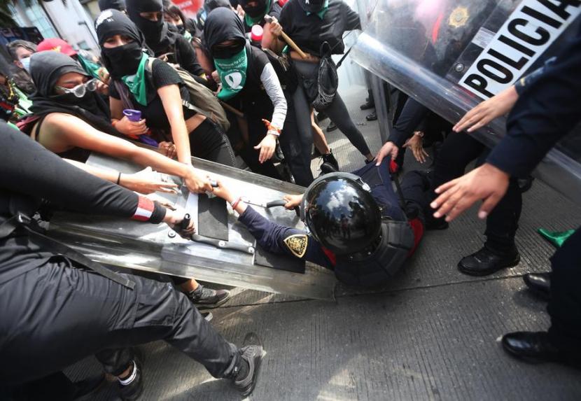 Bentrokan di Mexico City terjadi dalam protes menuntut legalisasi aborsi, Senin (28/9).