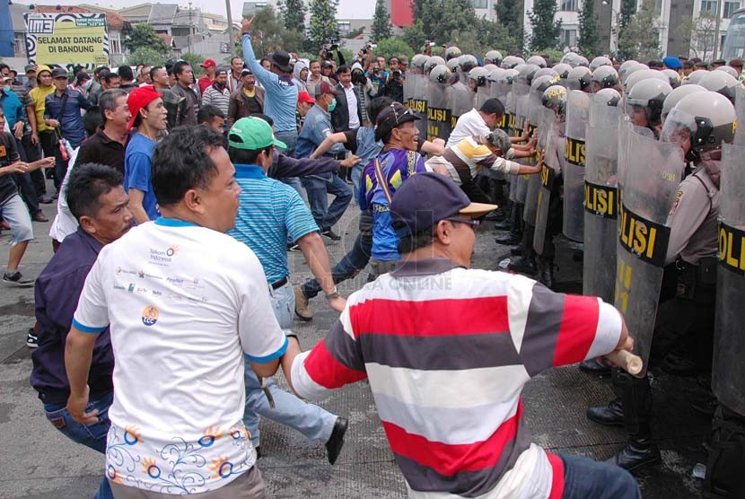 Bentrokan massa di Gerbang Tol Pastur Bandung dengan aparat keamanan pada kegiatan simulasi penyekatan massa menghadapi putusan Mahkamah Konstitusi (MK) dalam sengketa Pilpres 2014, yang digelar Polrestabes Bandung, Senin (18/8). (Republika/Edi Yusuf)