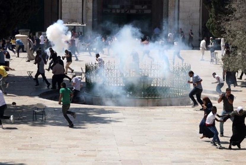 Bentrokan antara tentara Israel dan pengunjung Masjidil Aqsa saat tengah berlangsungnya shalat dan perayaan Idul Adha di Yerusalem, Ahad (11/8).