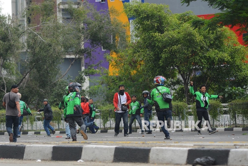 Bentrokan terjadi antara Go-jek dengan supir taxi yang tengah melakukan aksi menutup jalan di Jalan MH.Thamrin, Jakarta Pusat, Selasa (22/3). (Republika/Raisan Al Farisi)