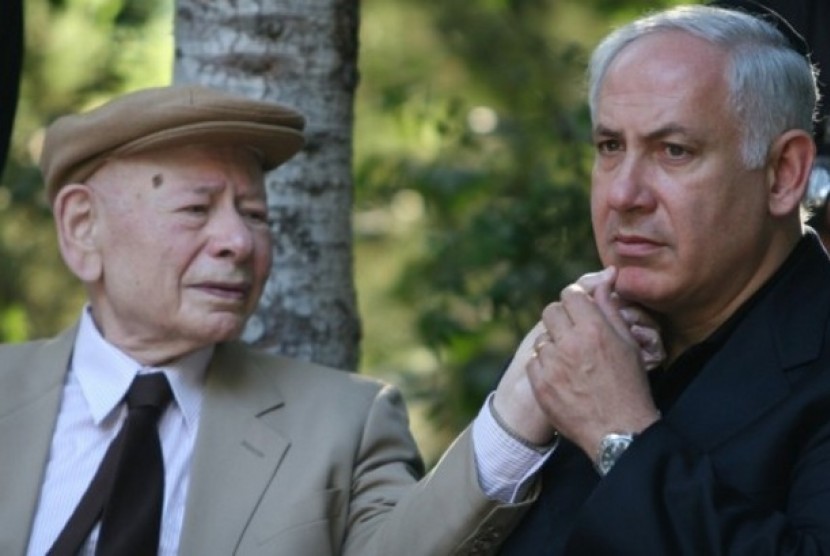 Benyamin Netanyahu (kanan) memegang tangan ayahnya Benzion (kiri) dalam sebuah acara peringatan